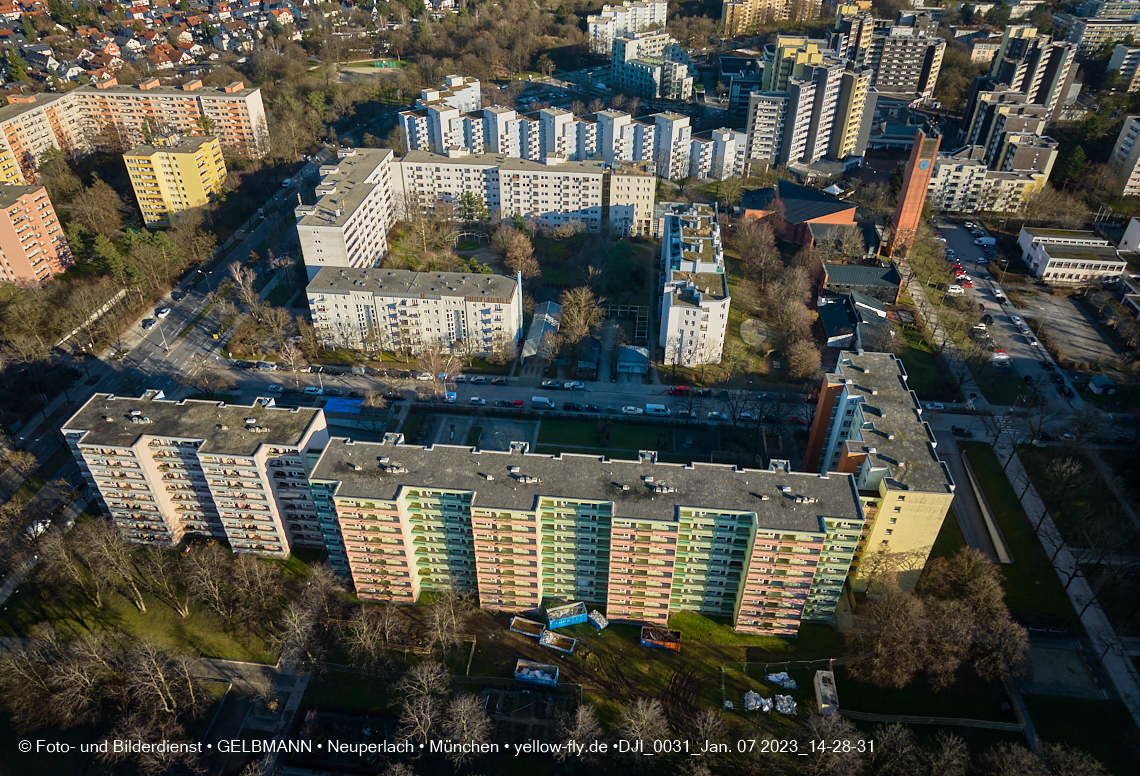 07.01.2023 - Luftbilder von der Baustelle Karl-Marx-Ring 11-21 und Kurt-Eisner-Straße in Neuperlach